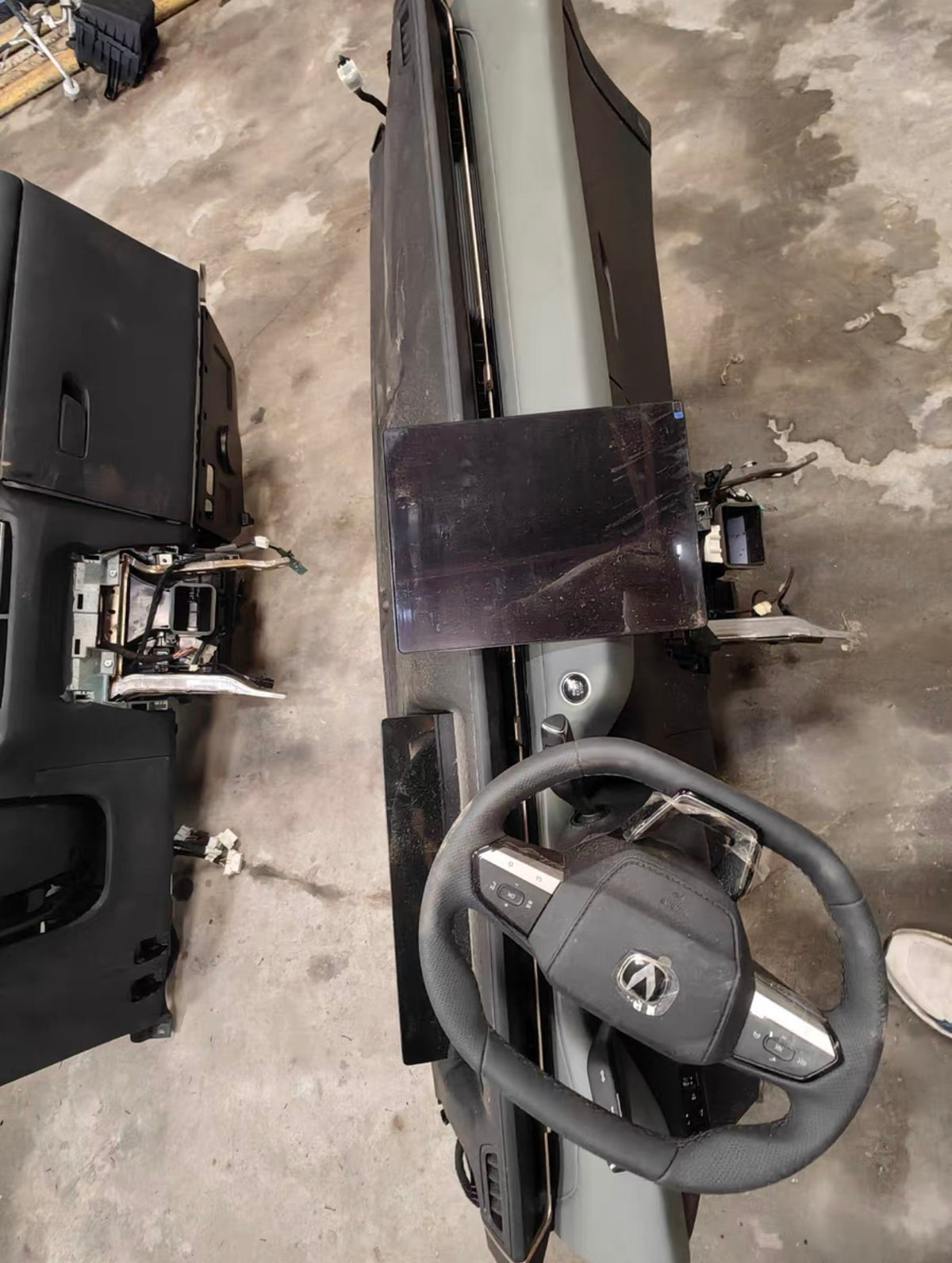 Dismantled parts for the full Changan lineup—low prices; inquiries welcome.